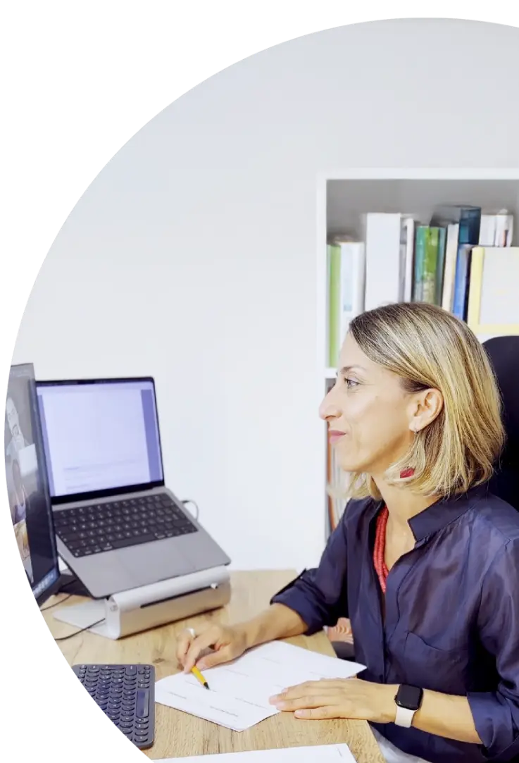 Donna in video call mentre lavora alla sua scrivania